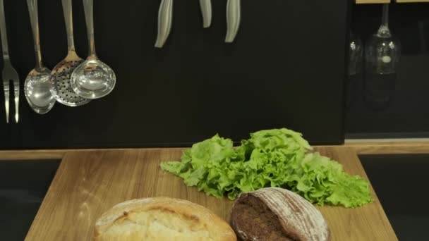 Zwei Laibe frisches Bio-Brot in einer Bäckerei. Ernährungskonzept. — Stockvideo