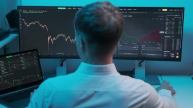 Borsa katındaki borsa verilerini kontrol eden neşeli iş adamlarına bakıyorum..