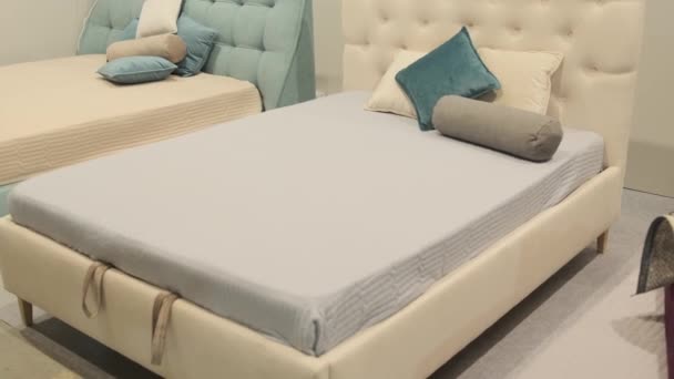 Moderna habitación blanca con dos camas individuales toalla preparada sobre las camas. Viaje lento entrando en la habitación. — Vídeos de Stock