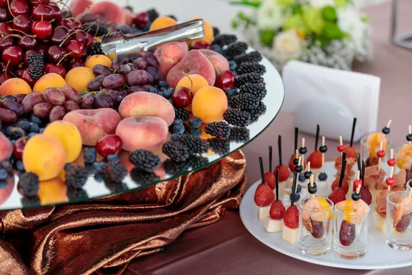 Mesa Com Uma Variedade Lanches Frutas Bagas Buffet Para Uma — Fotografia de Stock