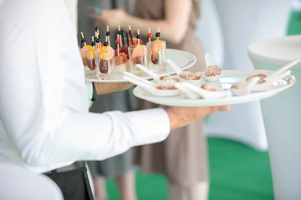 Garson bir şenlik, parti ya da düğün için aperatifli tabak taşıyor. — Stok fotoğraf