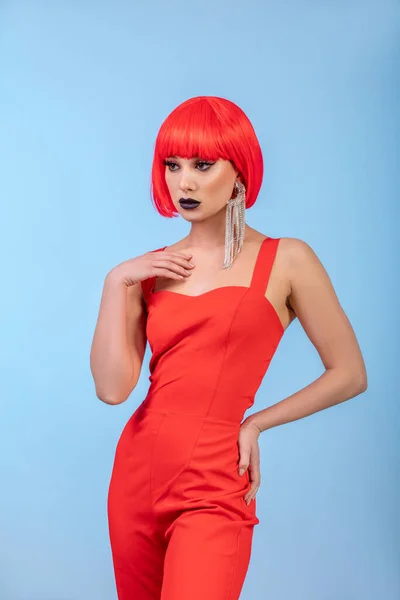 짧은 빨간 가발을 쓴 아름다운 섹시 한 여자의 모습 — 스톡 사진