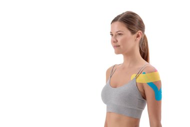 Dinamik işlevsel bandaj, beyaz arka planda izole edilmiş kadın omuz bandı.