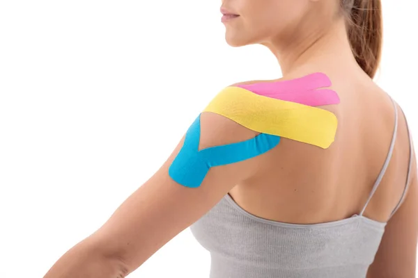 Dinamik işlevsel bandaj, beyaz arka planda izole edilmiş kadın omuz bandı. — Stok fotoğraf