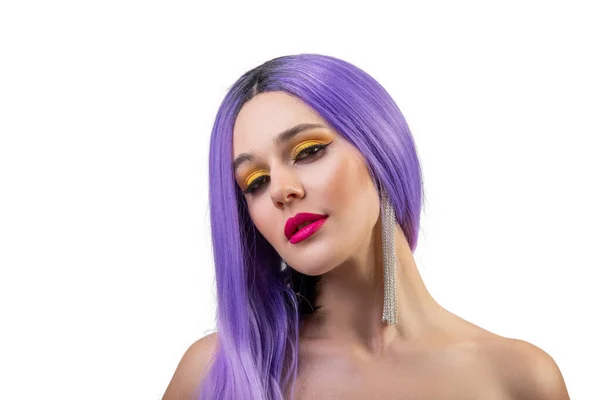 白色背景的紫丁香色假发中年轻漂亮姑娘的画像 — 图库照片