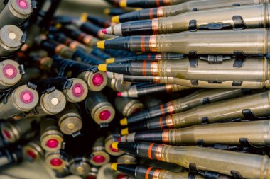 Uçaksavar silah montajında cephane rafı. Uçaksavar mühimmatı uçaksavar mermileri havadaki hedefleri vuruyor.