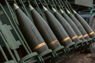 Topçu mermisi 155 mm savaş aracı platformunda. Savaştaki savaş pozisyonu. Bir savaş aracına top mermisi.