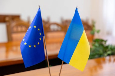 Müzakere masasında Ukrayna ve Avrupa Birliği bayrağı ulusal sarı-mavi bayraklar duruyor. İşbirliği
