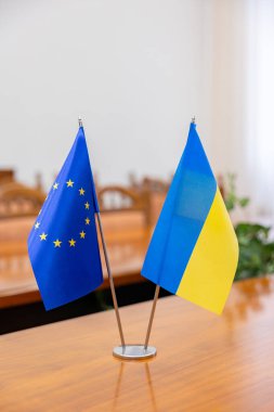 Müzakere masasında Ukrayna ve Avrupa Birliği bayrağı ulusal sarı-mavi bayraklar duruyor. İşbirliği