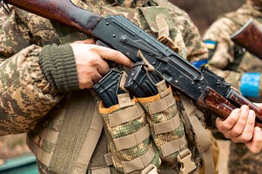 Makineli tüfekler askerlerin elinde, yaklaşın. Savaş konsepti