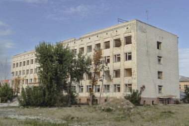 Ukrayna 'da bombardımandan zarar gören sivil bir binanın dışında. Duvarlarda kurşun delikleri, kırık camlar ve saldırıdan sonra ateş izleri var.