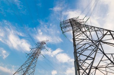 Yüksek voltaj postası. Yüksek voltajlı gökyüzü arka planı..