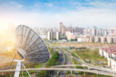 Şehir ve çanak havadan görünümü