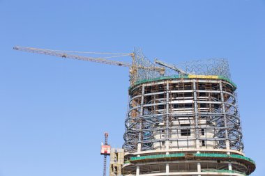 Gökyüzü arka planında vinçleri olan inşaat alanı