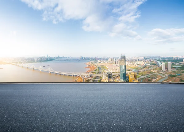 zemin üzerinde gündoğumu zaman modern cityscape ile boş yere