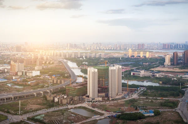 Cityscape aéreo ao entardecer, China Nanchang edifícios e rios . — Fotografia de Stock
