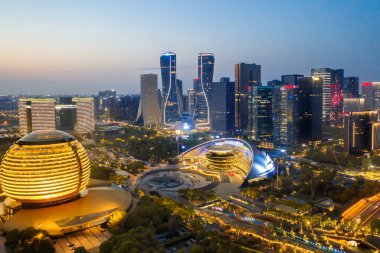 Hangzhou, Çin Gece Görüşü Aydınlanmış Qianjiang Yeni Şehir. Şu anda Hangzhou 'nun iki merkez ticaret bölgesinden ve finans bölgesinden biridir..