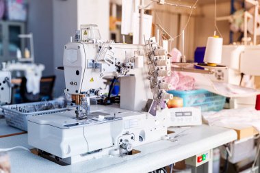 Tekstil fabrikasında pamuk dokuma tezgahı..