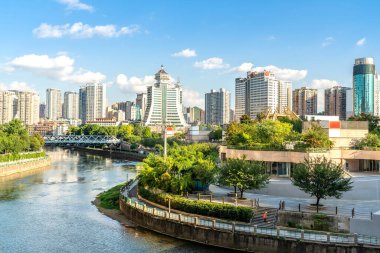 Guiyang şehri manzarası, modern yüksek binalar ve köprü.,