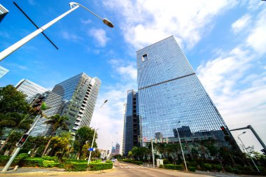 Şehir merkezindeki modern şirket binaları ile Sun Light