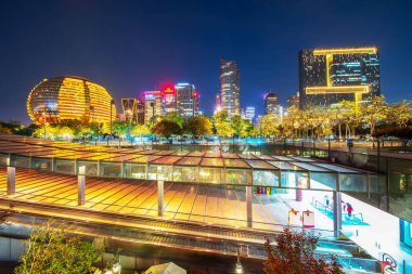 Çin Hangzhou gökdelenleri, gece manzarası.