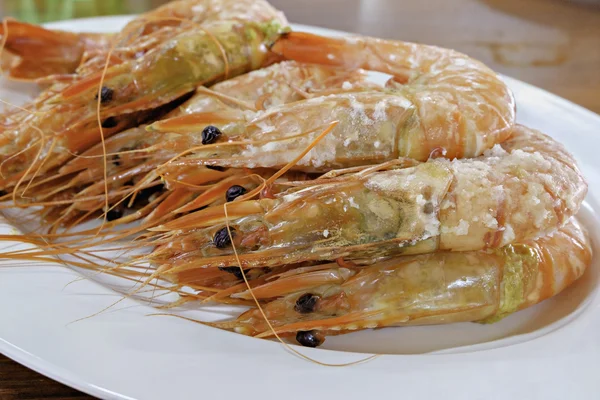 Thai food boiled shrimps prawns with salt flakes on white dish — Stock Photo, Image