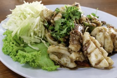 Beyaz yemek sarımsak ile karabiber kızarmış kalamar