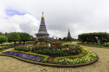 Inthanon dağ tepesinde iki pagoda peyzaj 