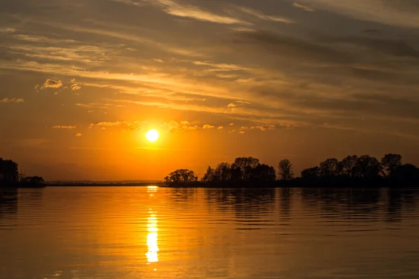 Coucher de soleil sur le lac — Photo