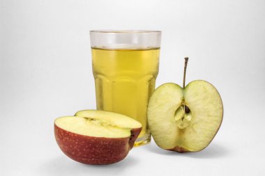 elma suyu ve yarım kesilmiş