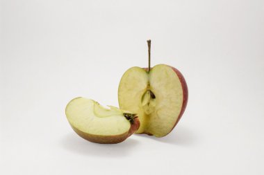 Beyaz bir arka plan üzerinde elma kesmek