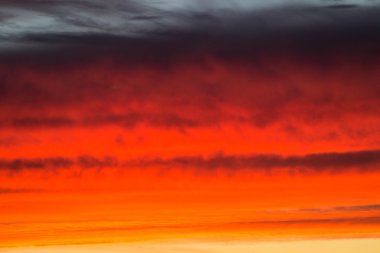 gün batımında bulutlar