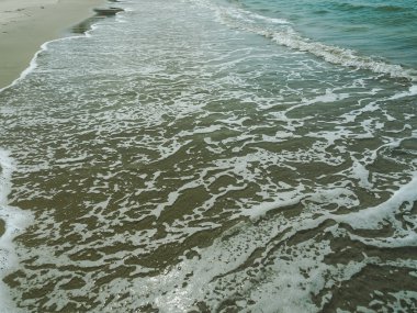 Kumlu sahilde deniz dalgası