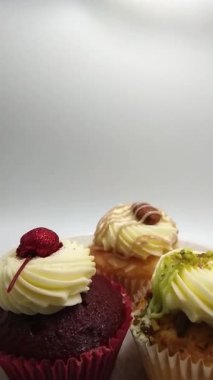 Farklı Lezzetler ve Toppinglerle dekore edilmiş Kekler, Dikey Video