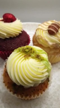 Çeşitli Lezzetler Tabakta Dönen Kekler 'in bir çeşidi. Yüksek Açı Dikey Videoyu Kapat