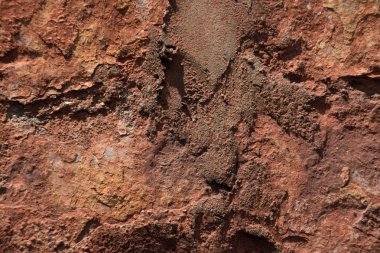 Terracotta sıva izleri çizikler ve çatlaklar ile tuğla duvar