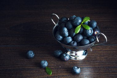 Metal bir kase taze yaban mersini