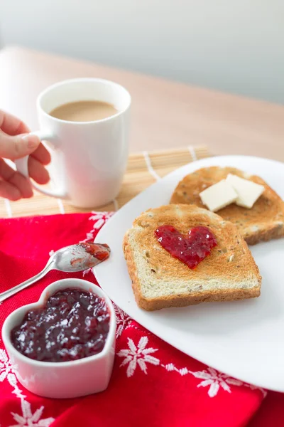 Toast mit Erdbeermarmelade — Stockfoto