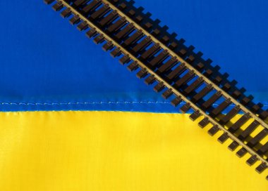 Ukrayna bayrağı ve demiryolu düzeni. Ukrayna bayrağında oyuncak raylar.