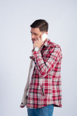 Trendy adam telefonda konuşuyor