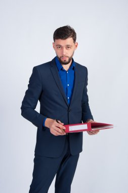 Genç işadamı ile kırmızı klasör ayakta