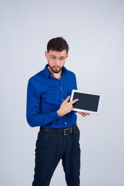 Tıraşsız adam gösteren tablet ekran
