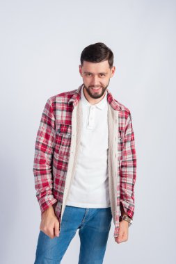 Gülümseyen genç moda adam