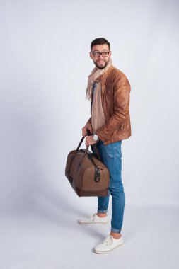 Kahverengi ceketli genç şık çocuk