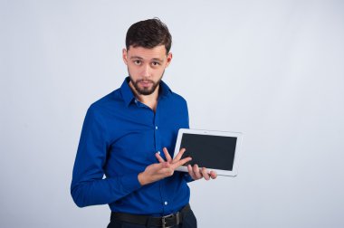 adam gösteren tablet