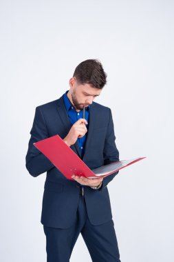 Genç bir işadamı ile bir klasör arıyor