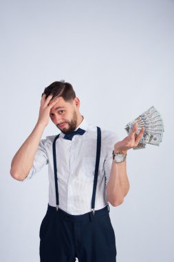 A bohça-in dolar olan genç bir adam