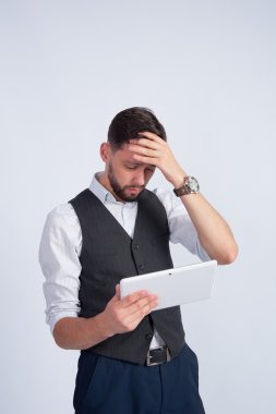 Bir tablet ile genç bir adam