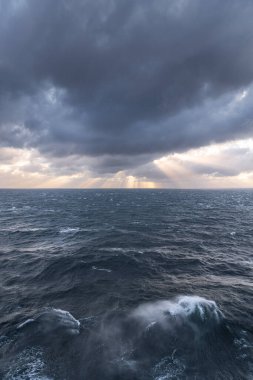 Sabah güneş ışınları, Kattegat Boğazı 'nın kıpır kıpır deniz dalgalarının üzerindeki kara bulutları delip geçer ve şafak vakti doğanın güzelliğini nefes kesen bir manzara yaratır.