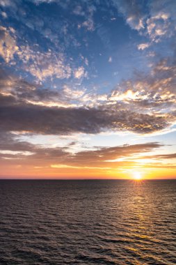 Güneş ufuktan yükselir, denizin üzerine ışık demetleri saçar. Dalgalar İsveç 'in Skagerrak denizinde yavaşça hareket eder. Turuncu ve sarı renkler altın saat boyunca gökyüzünü doldurur. Kamera açısı yukarı eğ